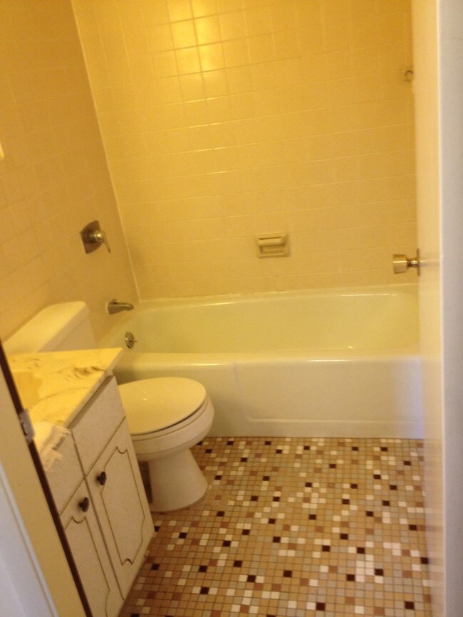 21 Denlar Dr Unit D, Chester, CT 06412 Apartments in Chester, CT