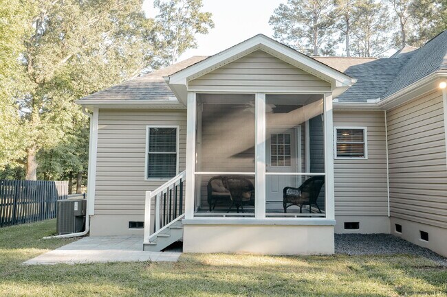 Foto del edificio - Private 1-bed, 1-bath Unit with screened-in porch