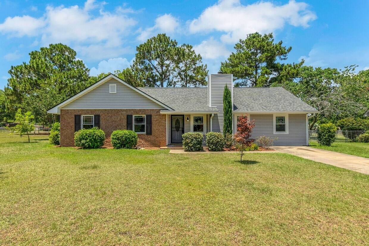 Foto principal - Charming 3BR Ranch Style Home on Quiet Cut...