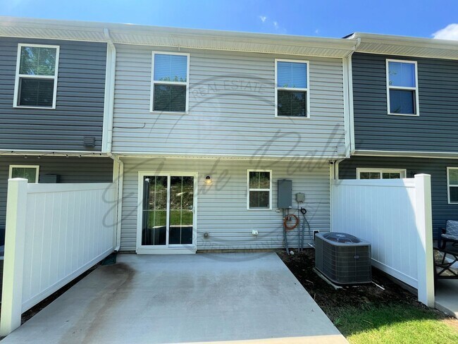 Foto del edificio - Three Bedroom Townhouse with Garage in Lov...