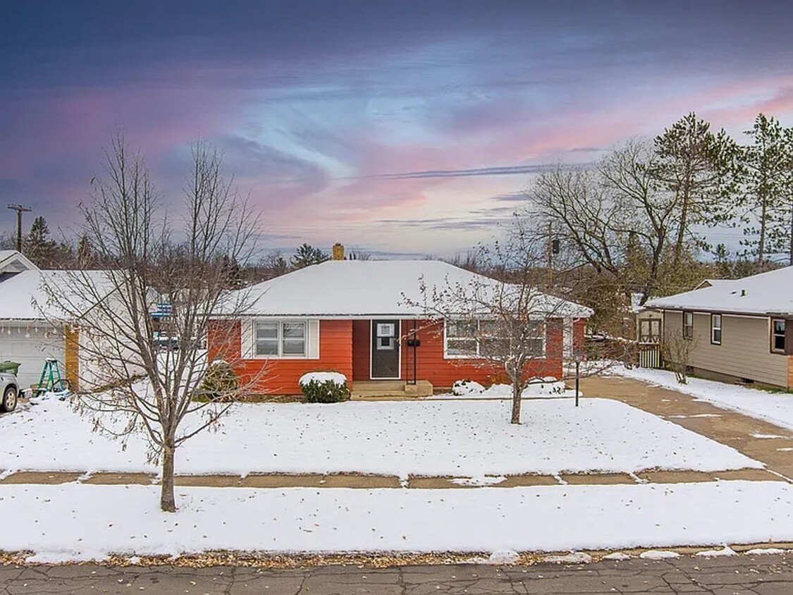 Primary Photo - High quality home in Hibbing's coveted Gre...