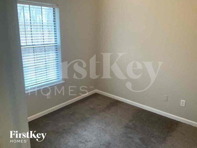 Foto del edificio - 2215 Rock Springs Rd