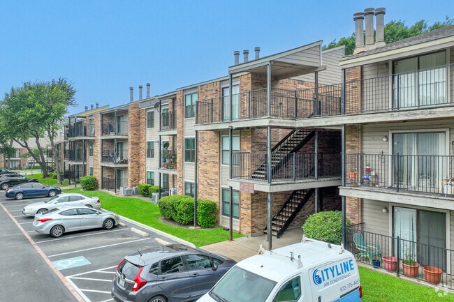 Oak Hollow Condominiums