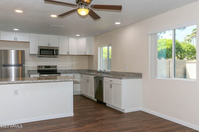 Building Photo - 6226 S Hazelton Ln