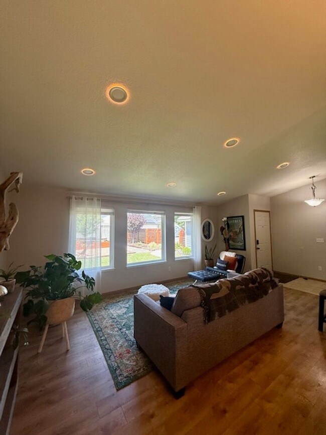 Foto del edificio - Serene Remodeled 4 Bedroom on Large Lot w/...