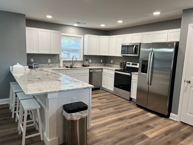 Building Photo - Fully Furnished Short Term Rental Home in ...
