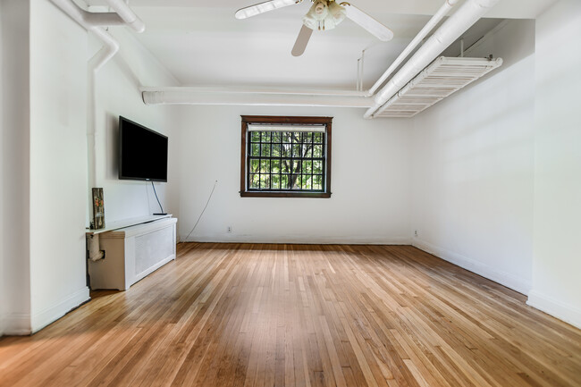 Foto del edificio - 2355 N Commonwealth Ave