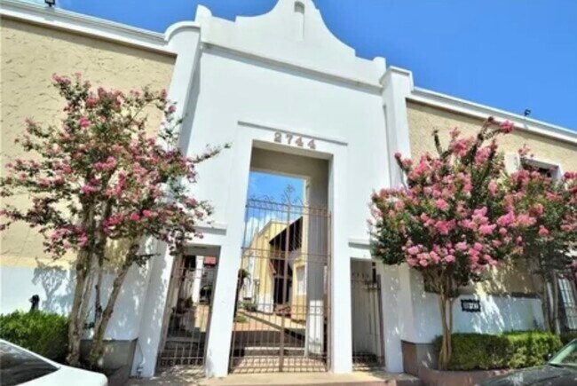 Building Photo - 2744 Briarhurst Dr