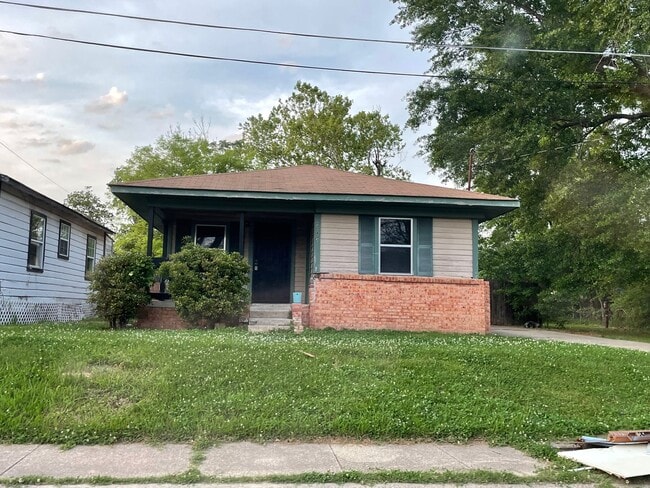 Building Photo - Huge, Remodeled Home