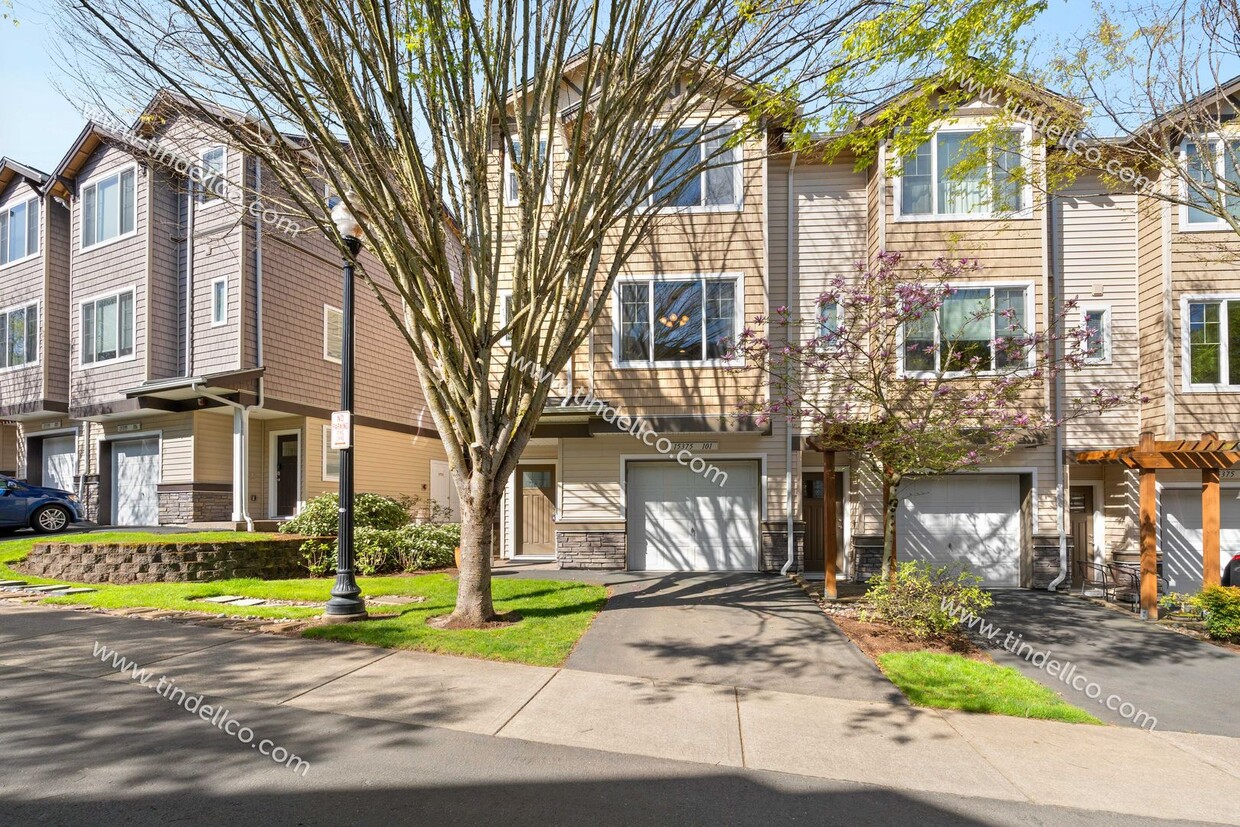 Foto principal - Charming Townhome w/ Peaceful Lake View, F...