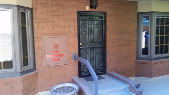 Front door with front patio - 1512 Larimer St