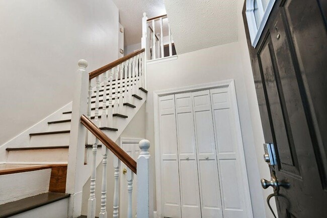 Building Photo - 1445 Oakridge Cir