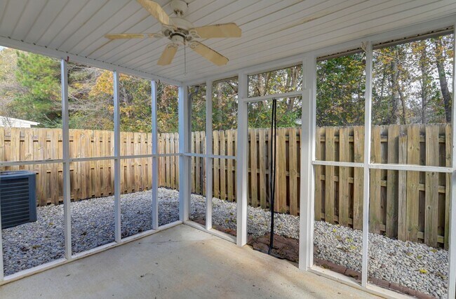 Building Photo - Charming End-Unit Patio Home Minutes from the Heart of Lexington