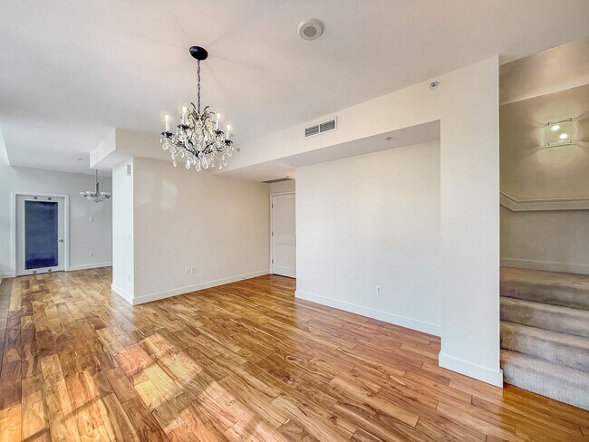 Foto del edificio - Stunning 2B+Den/2BA Condo in Downtown San ...