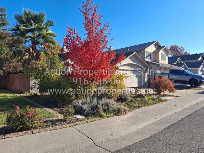 Building Photo - Updated 3 Bed, 2 Bath Home - Solar - Close...