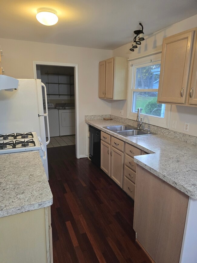 Kitchen - 8570 Country Club Dr