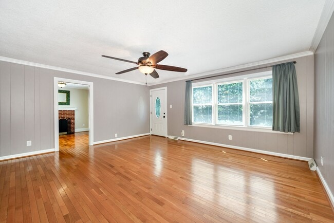 Building Photo - Two Bedroom Farmhouse with LARGE Bonus Room