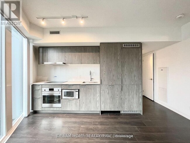 Building Photo - 60 Shuter St