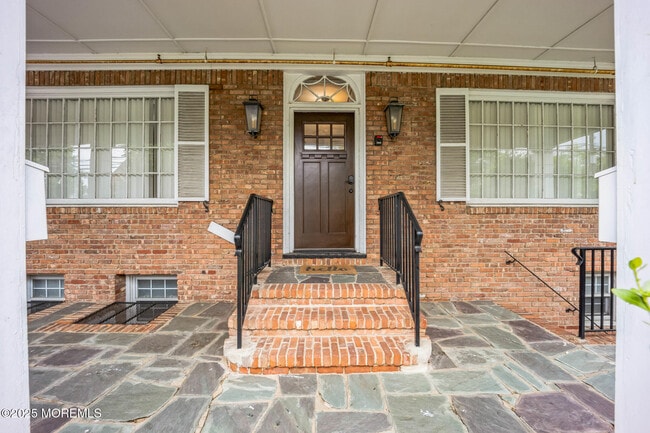 Building Photo - 87 Maple Ave