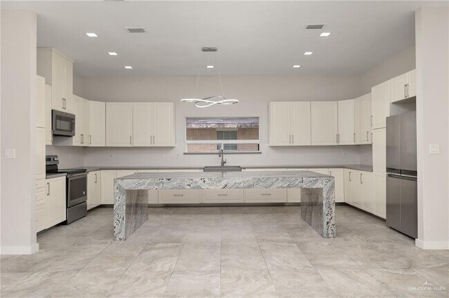Building Photo - 2041 Lake View Dr