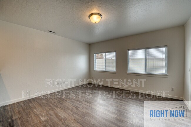 Foto del edificio - 5512 Cherry Ln
