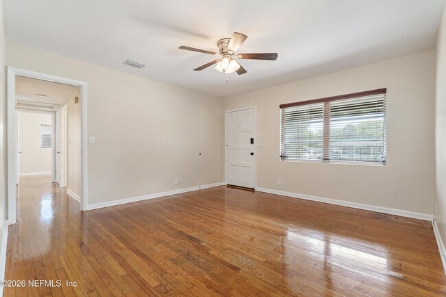 Foto del edificio - 1329 Hollyhock Cir