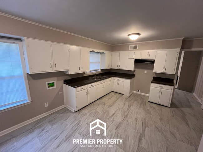 Building Photo - Newly Renovated 3BR/2BA in Whitehaven | Screened Porch & 2-Car Garage