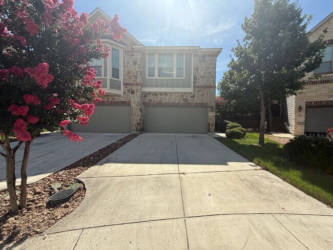 Building Photo - 3bd 2.5ba in Prime Location