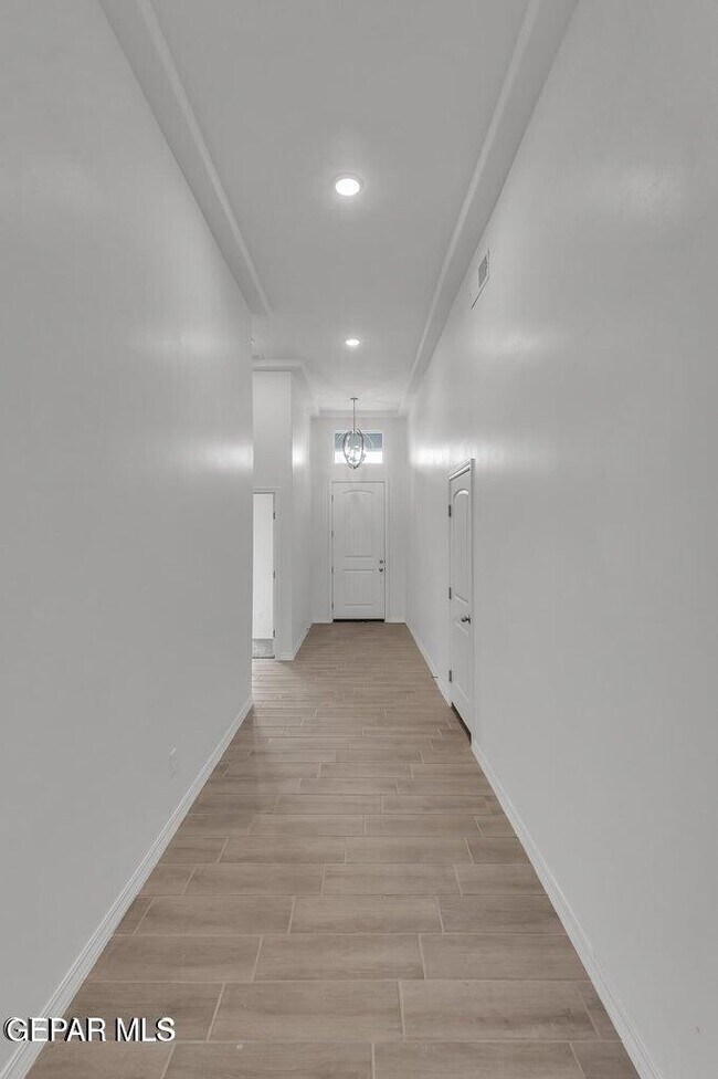 Foto del edificio - 15116 Ambition Ave