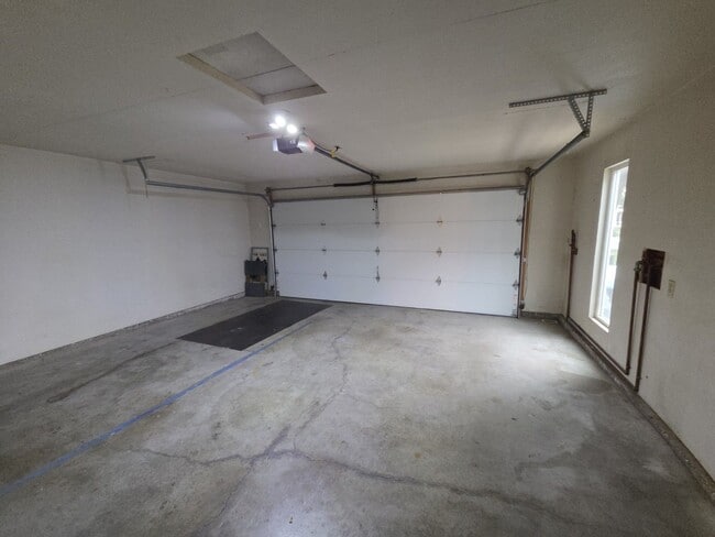 Building Photo - Cozy, Quiet Condo