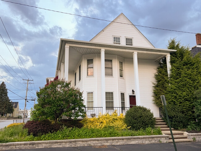 Entrance - 162 Reed St