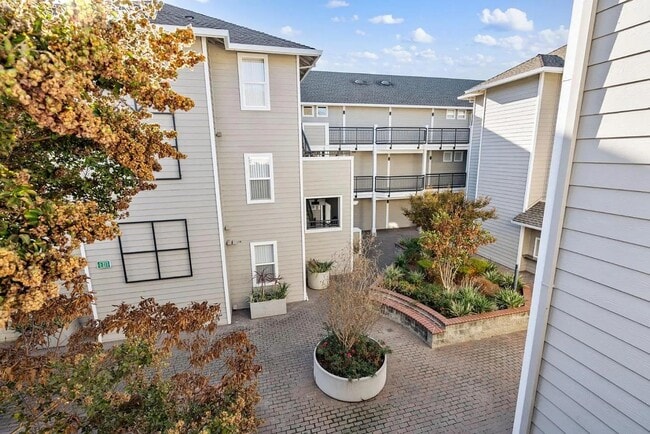 Building Photo - 1982 W Bayshore Rd