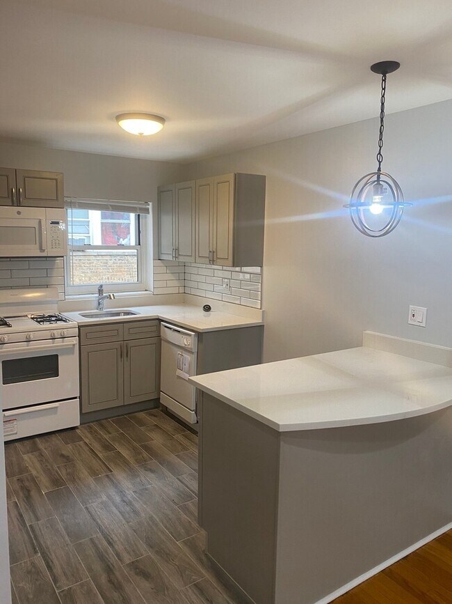 Foto del edificio - 7361 N Ridge Blvd