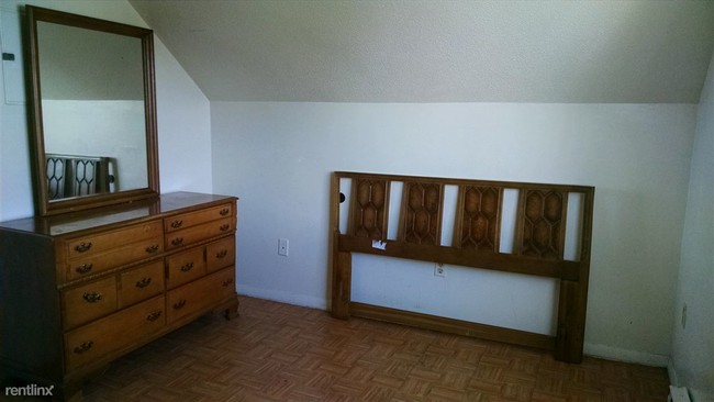 Bedroom - Good sized bedroom for dresser and queen sized bed - 10 Violet St
