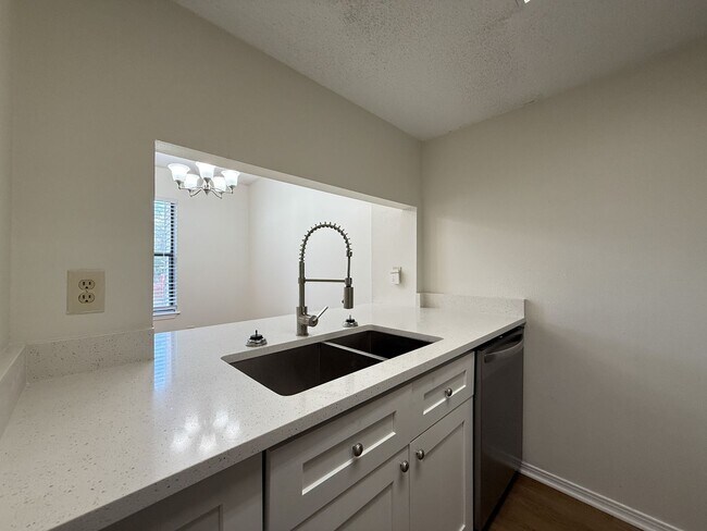Foto del edificio - Completely remodeled 2 bedroom 1.5 bath to...