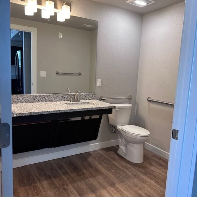 Interior Photo - Clover On Cascade