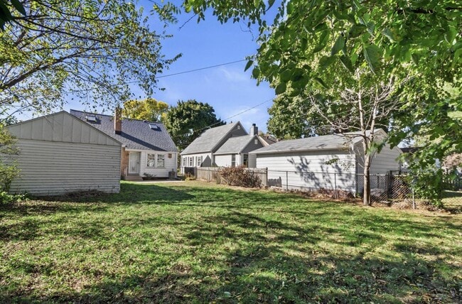 Building Photo - 4918 N Berkeley Blvd