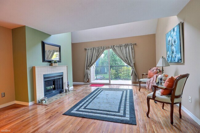 Building Photo - 2 br, 1.5 bath Townhome - 4525 South 248th...
