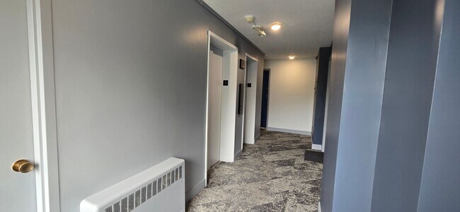 Foto del edificio - Everything is new! Harvard Sq! Walk to T! Large 1bd with balcony! Parking included!