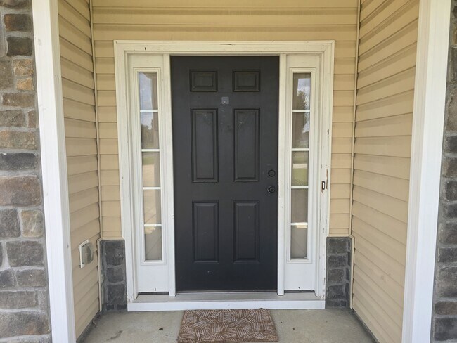 Building Photo - 4 Bedroom, 2.5 Bath 2 Story in Grays Creek!