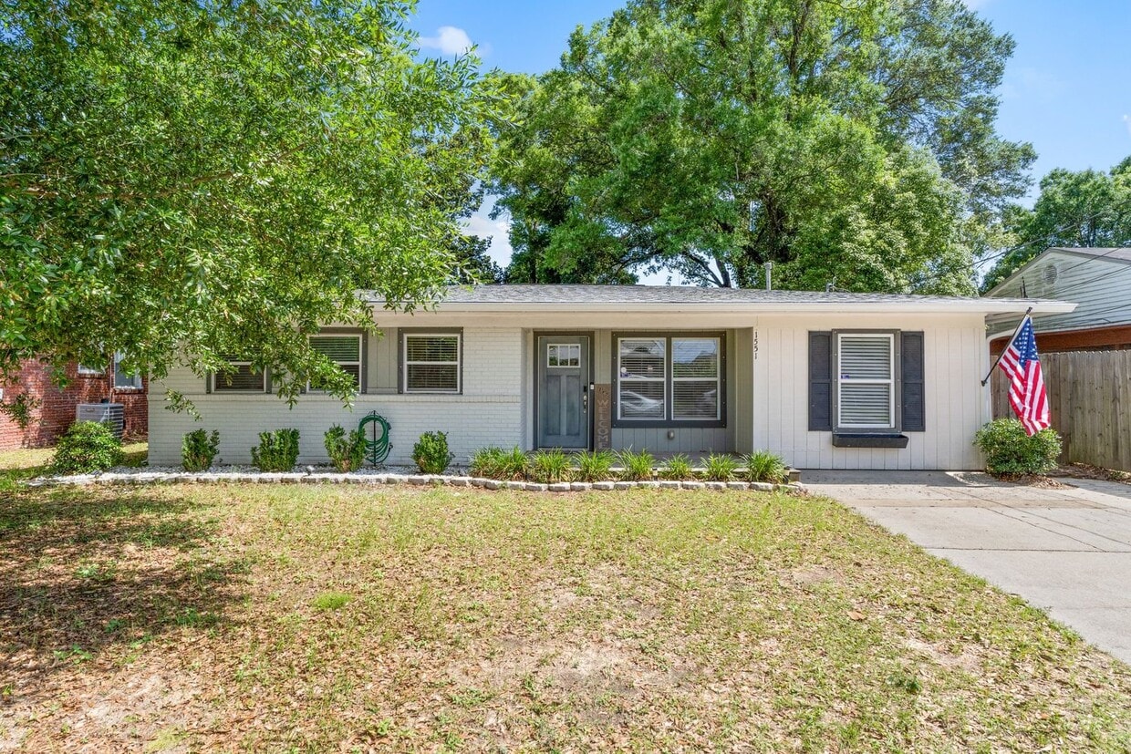 Primary Photo - East Hill Gem for Rent!