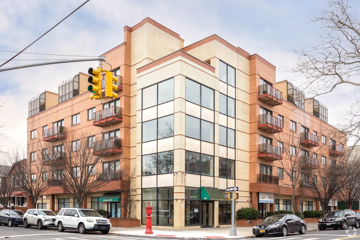The 900 Lenox Garden Condominium - 900 Lenox Rd
