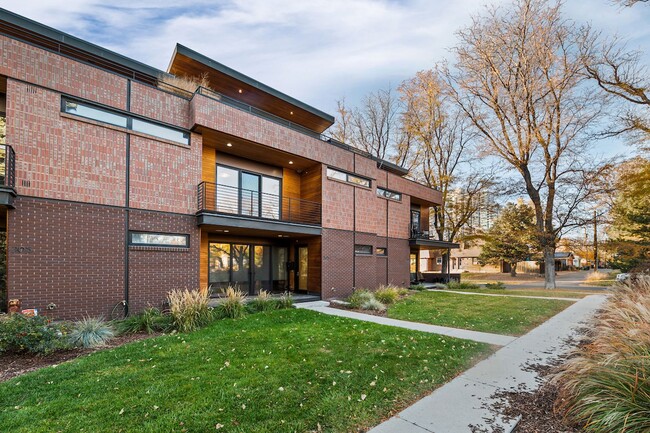 Building Photo - 203 S Marion St Pkwy