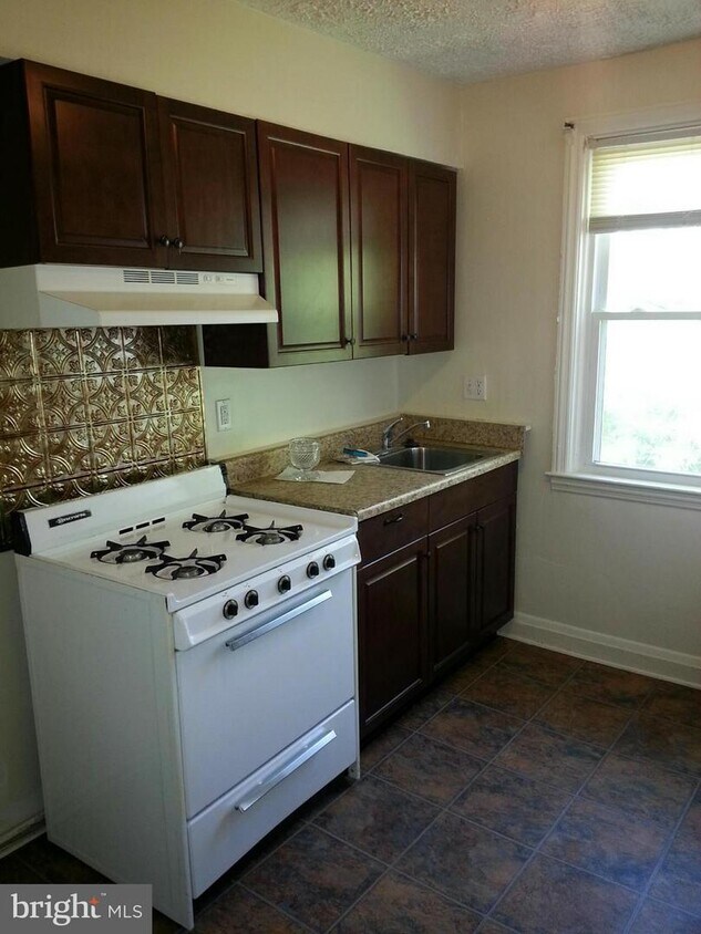 Building Photo - 4110 Woodhaven Ave