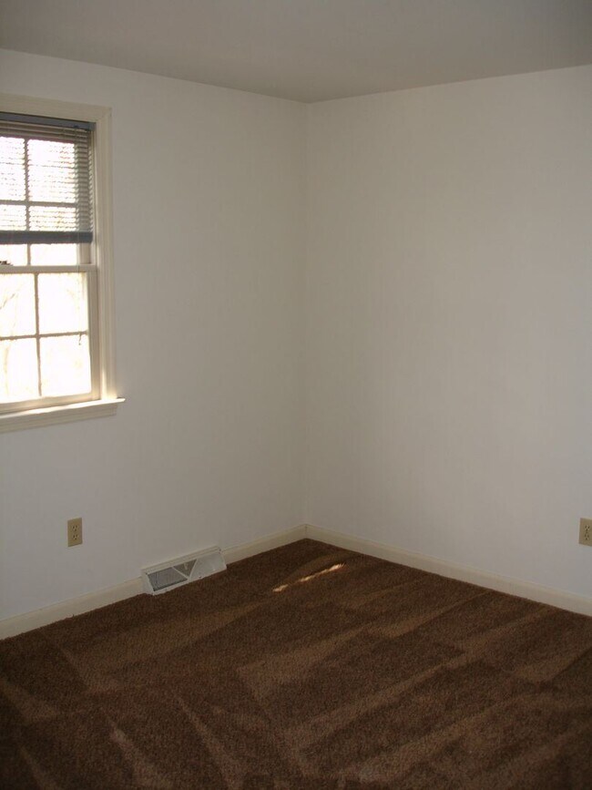 Building Photo - 3 br, 1.5 bath House - 41 LAURIE LANE