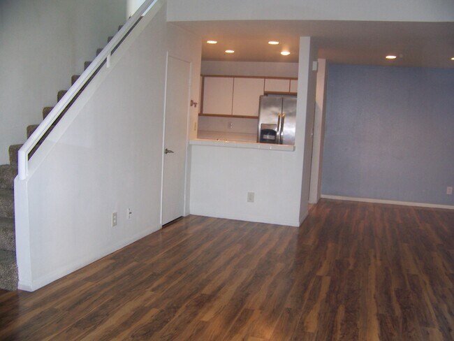 Building Photo - 433 E Tamarack Ave