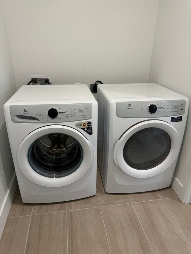 Building Photo - 568 W. Balsam Lane  (Peach & Spruce)