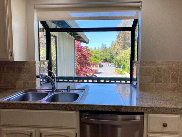 Beautiful kitchen with garden window - 1160 Pine St