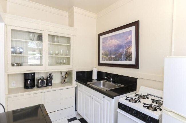 Building Photo - bedroom in San Francisco CA 94108