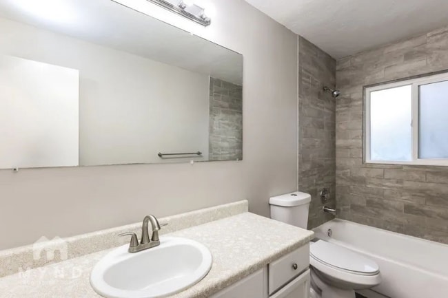 Foto del edificio - 3130 Green Acre Dr